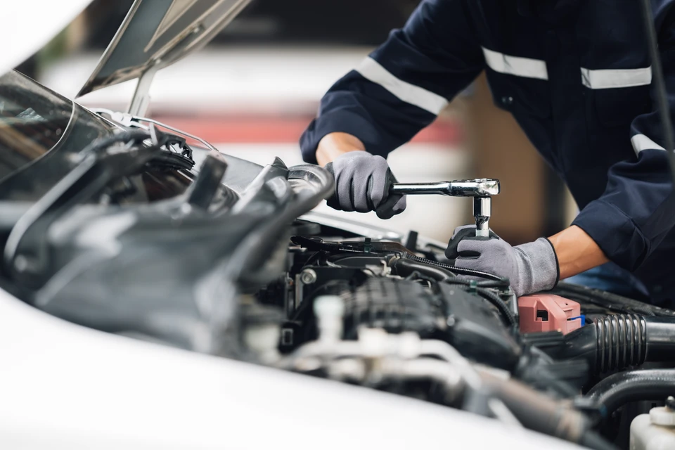 M&eacute;canique travaille sur le moteur de la voiture dans le garage