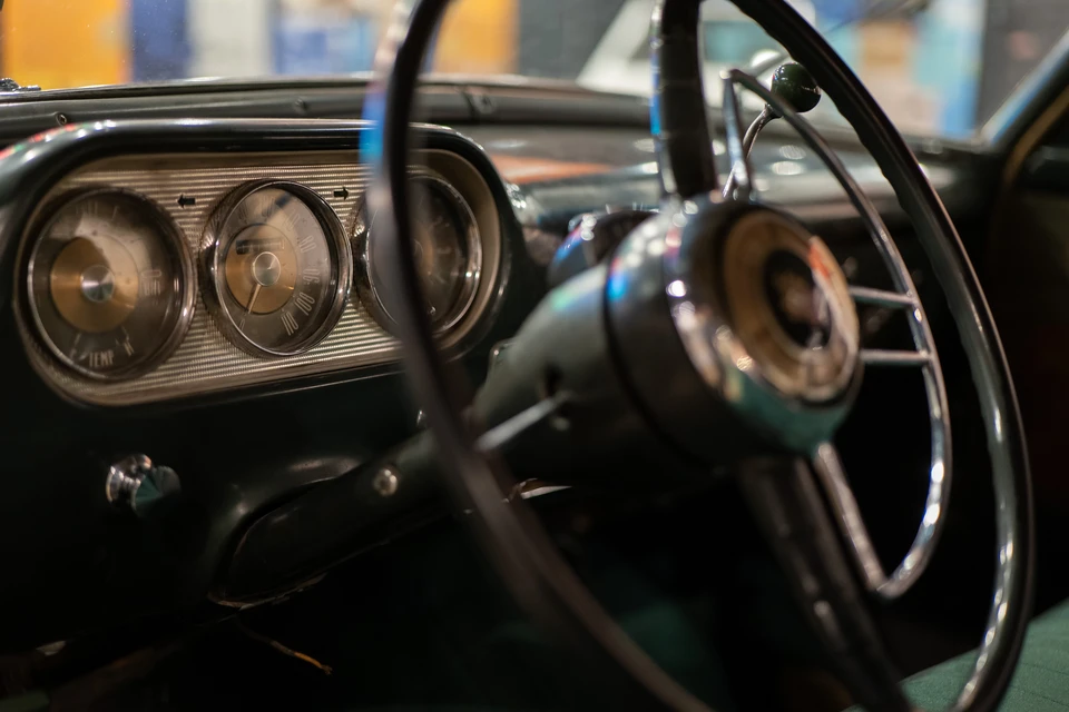 Voitures classiques en cours de restauration dans un atelier de garage de véhicule vintage